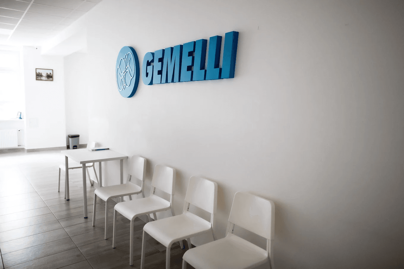 Wnętrze kliniki GEMELLI - poczekalnia